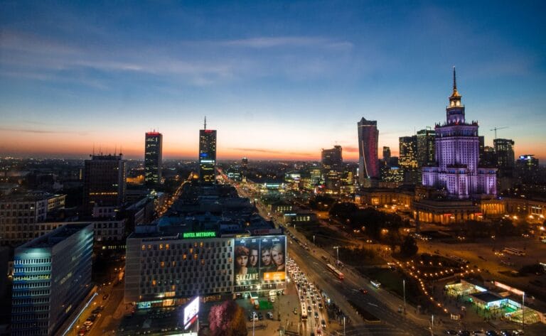Panorama Warszawy o zmierzchu z nowoczesną architekturą i światłami miasta