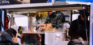 Jak wybrać producenta przyczepy gastronomicznej na cały rok